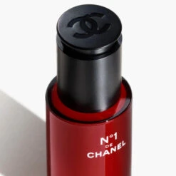 Chanel N°1 De Chanel Sérum Revitalisant Lisse, Apporte De L'éclat, Pour Une Peau Qui Paraît Plus Jeune -Parfumerie Burdin Boutique chanel n1 de chanel serum revitalisant lisse apporte de l eclat pour une peau qui parait plus jeune 2
