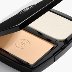 Chanel Ultra Le Teint Teint Compact Haute Tenue Ultra Confort, Fini Zéro Défaut -Parfumerie Burdin Boutique chanel ultra le teint teint compact haute tenue ultra confort fini zero defaut 1