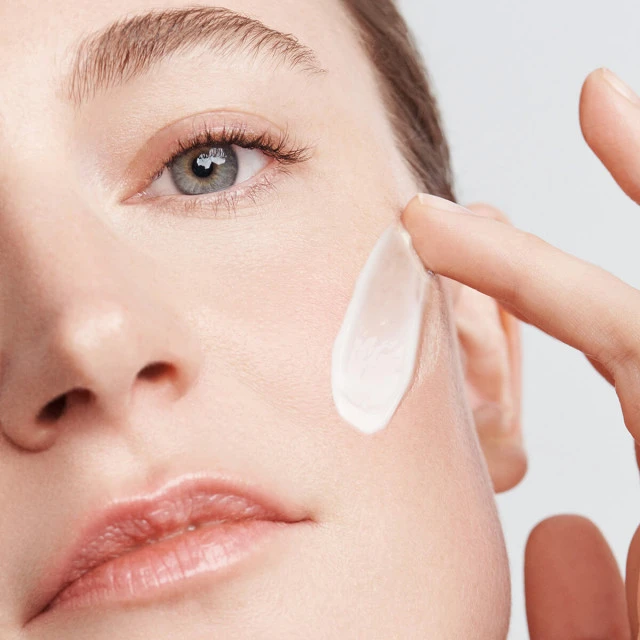 Clarins - Calm-Essentiel Emulsion Apaisante 3 Clarins - Calm-Essentiel Emulsion Apaisante – Image 3