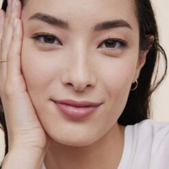 Clarins - Skin Illusion Full Coverage Fond De Teint Haute Couvrance Teint Mat Lumineux Longue Tenue & Hydratation -Parfumerie Burdin Boutique clarins skin illusion full coverage fond de teint haute couvrance teint mat lumineux longue tenue hydratation 4