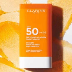 Clarins - Stick Solaire Invisible SPF50 Visage & Zones Sensibles -Parfumerie Burdin Boutique clarins stick solaire invisible spf50 visage 2