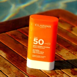 Clarins - Stick Solaire Invisible SPF50 Visage & Zones Sensibles -Parfumerie Burdin Boutique clarins stick solaire invisible spf50 visage 3