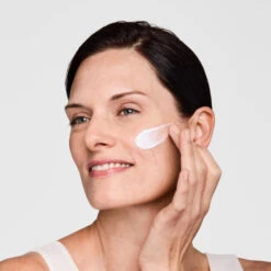 Estee Lauder Estée Lauder - DayWear Crème Hydratation 24h Multi-protection SPF 15 - Peaux Normales à Mixtes 6 Estee Lauder Estée Lauder - DayWear Crème Hydratation 24h Multi-protection SPF 15 - Peaux Normales à Mixtes -Parfumerie Burdin Boutique estee lauder daywear creme hydratation 24h multi protection spf 15 2