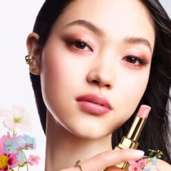 Guerlain - KissKiss Bee Glow Baume Teinté Infusé En Miel 98% D'origine Naturelle -Parfumerie Burdin Boutique guerlain kisskiss bee glow baume teinte infuse en miel 98 d origine naturelle 9