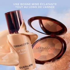 Guerlain - Terracotta Le Teint Glow Fond De Teint Éclat Naturel Longue Tenue - Sans Transfert 23 Guerlain - Terracotta Le Teint Glow Fond De Teint Éclat Naturel Longue Tenue - Sans Transfert -Parfumerie Burdin Boutique guerlain terracotta le teint glow fond de teint eclat naturel longue tenue sans transfert 10