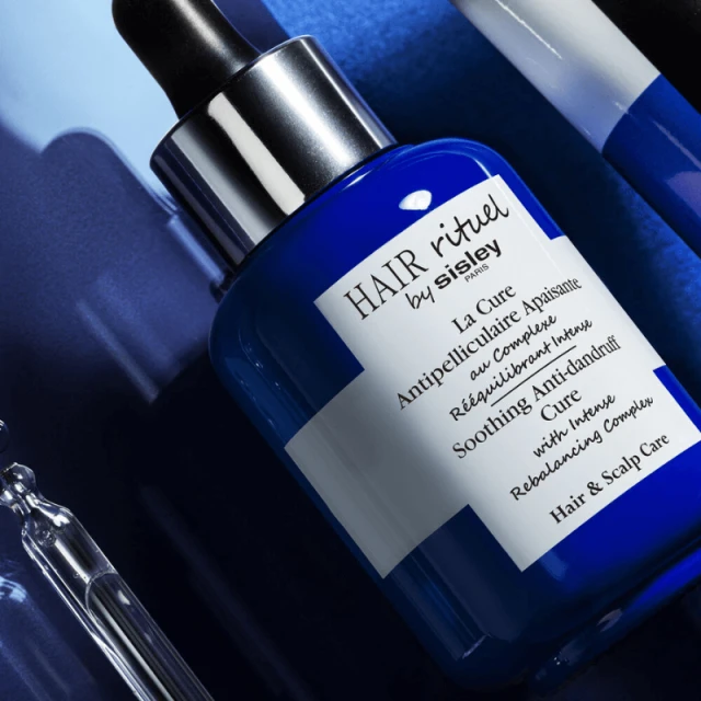 Hair Rituel By Sisley - La Cure Antipelliculaire Apaisante Au Complexe Rééquilibrant Intense 2 Hair Rituel By Sisley - La Cure Antipelliculaire Apaisante Au Complexe Rééquilibrant Intense – Image 2