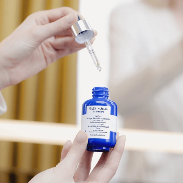 Hair Rituel By Sisley - La Cure Antipelliculaire Apaisante Au Complexe Rééquilibrant Intense 4 Hair Rituel By Sisley - La Cure Antipelliculaire Apaisante Au Complexe Rééquilibrant Intense – Image 4