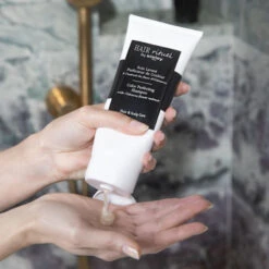 Hair Rituel By Sisley - Soin Lavant Perfecteur De Couleur Shampoing Sans Sulfate à L'extrait De Fleur D'hibiscus -Parfumerie Burdin Boutique hair rituel by sisley soin lavant perfecteur de couleur shampoing sans sulfate 1