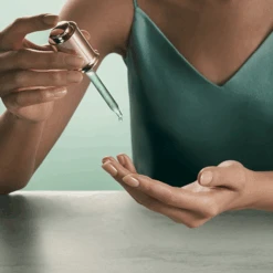 La Mer - Le Micro-Peeling -Parfumerie Burdin Boutique la mer le micro peeling 3