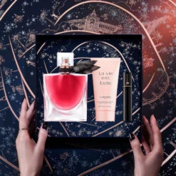 Lancome Lancôme - La Vie Est Belle L'Elixir Coffret Eau De Parfum, Lait Corps Et Mini Mascara -Parfumerie Burdin Boutique lancome la vie est belle l elixir coffret eau de parfum avec son lait pour le corps et son mini mascara 1