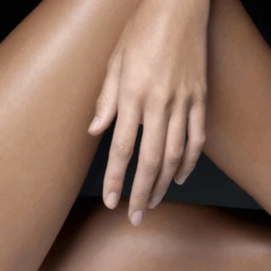 Sisley - Émulsion Exquise à La Rose Noire Soin Corps Ultra-hydratant Et Sublimateur -Parfumerie Burdin Boutique sisley emulsion exquise a la rose noire soin corps ultra hydratant sublimateur 4