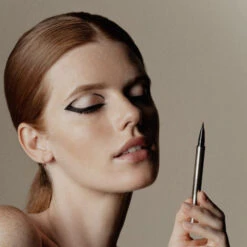 Sisley - Ligne Noire Eyeliner Eyeliner Haute Pigmentation Et Tenue, Revitalisant Et Fortifiant -Parfumerie Burdin Boutique sisley ligne noire eyeliner eyeliner haute pigmentation et tenue revitalisant et fortifiant 1