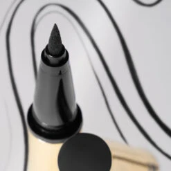 Sisley - Ligne Noire Eyeliner Eyeliner Haute Pigmentation Et Tenue, Revitalisant Et Fortifiant -Parfumerie Burdin Boutique sisley ligne noire eyeliner eyeliner haute pigmentation et tenue revitalisant et fortifiant 2