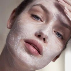 Sisley - Masque Exfoliant Enzymatique Unifie Et Illumine - Toutes Peaux -Parfumerie Burdin Boutique sisley masque exfoliant enzymatique unifie et illumine toutes peaux 4