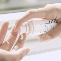 Sisley - Sisleyouth Anti-pollution Soin énergisant Super Hydratant Protecteur De Jeunesse -Parfumerie Burdin Boutique sisley sisleyouth anti pollution soin energisant super hydratant protecteur de jeunesse 3