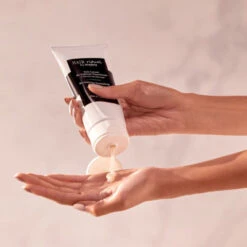 Hair Rituel By Sisley - Soin Lavant Revitalisant Nourrissant Shampoing Sans Sulfate à L'huile De Moringa -Parfumerie Burdin Boutique sisley soin lavant revitalisant nourrissant shampoing sans sulfate 1