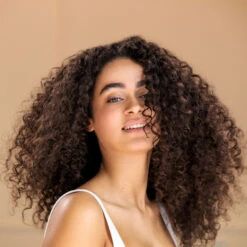 Hair Rituel By Sisley - Soin Lavant Revitalisant Nourrissant Shampoing Sans Sulfate à L'huile De Moringa -Parfumerie Burdin Boutique sisley soin lavant revitalisant nourrissant shampoing sans sulfate 2